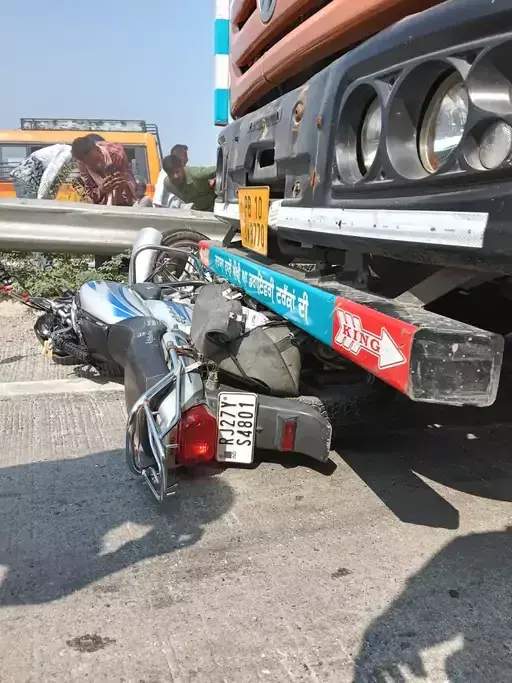 उदयपुर में दर्दनाक हादसा: ट्रक ने बाइक सवार दंपती को कुचला, दोनों की मौके पर मौत