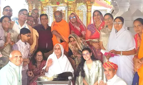 चंद्रप्रभु दिगंबर जैन मंदिर में भगवान महावीर को निर्वाण लाडू चढ़ाया