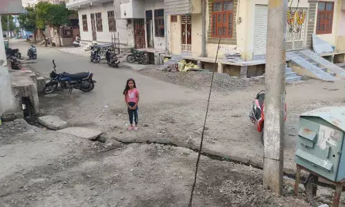 तीन वर्षों से खुली नाली बनी परेशानी का सबब: स्थानीय निवासियों का जीना हुआ दूभर