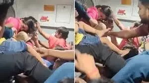 इंसानियत मर चुकी है, ट्रेन में सीट के लिए महाभारत इंसानियत मर चुकी है, ट्रेन में सीट के लिए महाभारत