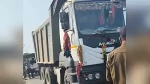 बजरी के डम्पर ने कुचला, हलवाई की मौत बजरी के डम्पर ने कुचला, हलवाई की मौत