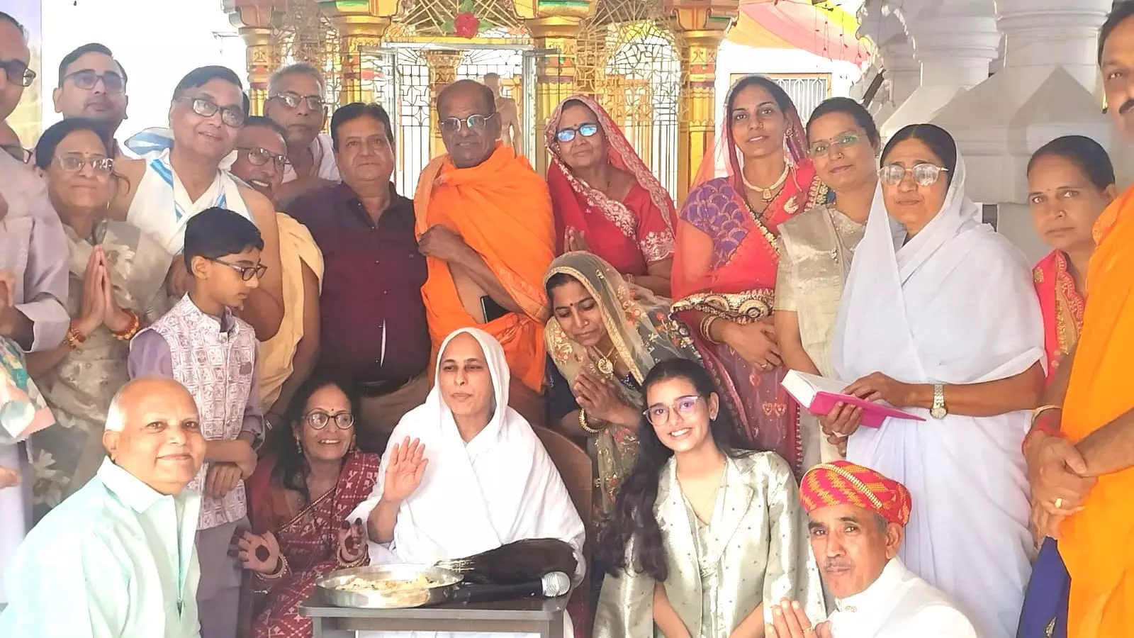 चंद्रप्रभु दिगंबर जैन मंदिर में भगवान महावीर को निर्वाण लाडू चढ़ाया चंद्रप्रभु दिगंबर जैन मंदिर में भगवान महावीर को निर्वाण लाडू चढ़ाया