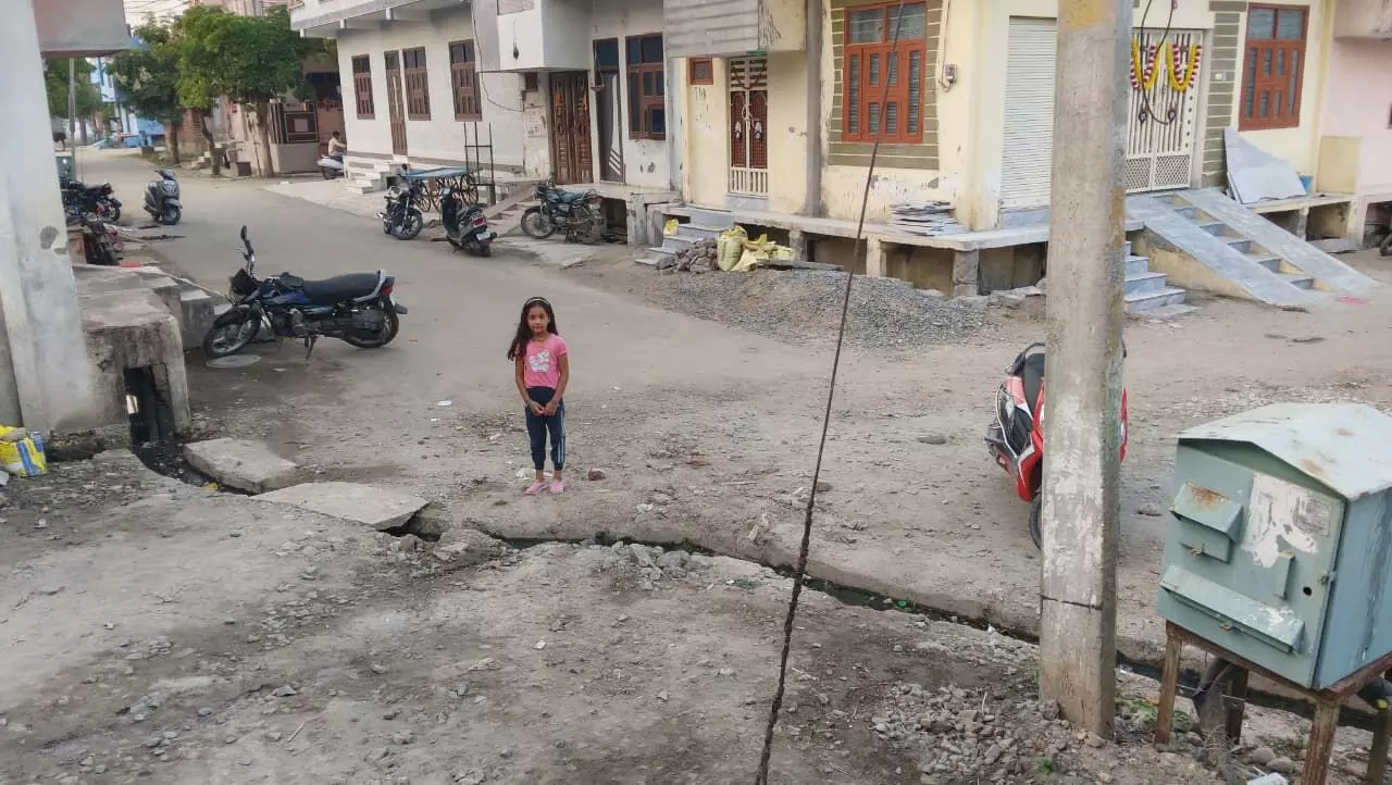 तीन वर्षों से खुली नाली बनी परेशानी का सबब: स्थानीय निवासियों का जीना हुआ दूभर तीन वर्षों से खुली नाली बनी परेशानी का सबब: स्थानीय निवासियों का जीना हुआ दूभर