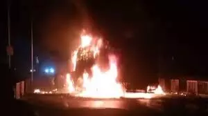 ट्रक से टकराने के बाद फॉर्च्यूनर में लगी आग, दो चचेरे भाई जिंदा जले