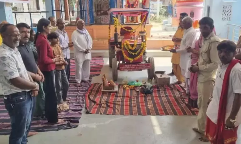 ट्रेक्टर किया समर्पित