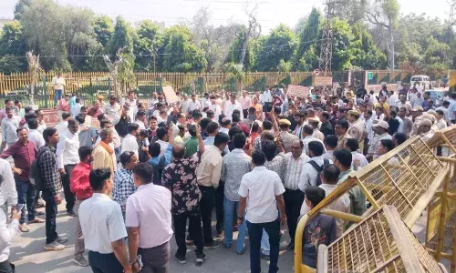 यूआईटी भीलवाड़ा की भूखण्ड लॉटरी में गड़बड़ी की जांच की उठी आवाज, कलेक्ट्रेट पर प्रदर्शन