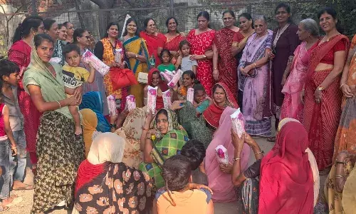 झिझक छोड़ो, चुप्पी तोड़ो: मीरा ने मजदूर महिलाओं को सेनेटरी नेपकिन वितरित किए झिझक छोड़ो, चुप्पी तोड़ो: मीरा ने मजदूर महिलाओं को सेनेटरी नेपकिन वितरित किए