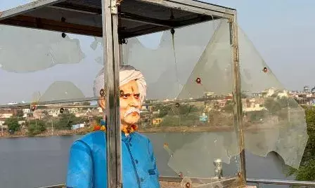 स्वतंत्रता सेनानी की प्रतिमा के पास शरारती तत्वों ने जलाया पटाखा, प्रतिमा की सुरक्षा के लिए लगाई फाइबर सीट फटी, जांच में जुटी पुलिस स्वतंत्रता सेनानी की प्रतिमा के पास शरारती तत्वों ने जलाया पटाखा, प्रतिमा की सुरक्षा के लिए लगाई फाइबर सीट फटी, जांच में जुटी पुलिस