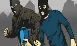 घर से उड़ाया सूटकेश, नकदी-गहने चुराकर खेत में फेंका, बाइक बदलकर हुए फरार घर से उड़ाया सूटकेश, नकदी-गहने चुराकर खेत में फेंका, बाइक बदलकर हुए फरार