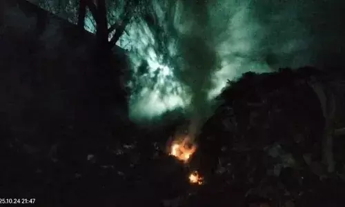 कचरे के ढेर में लगी आग, फैला धुआं, लोग हुए परेशान कचरे के ढेर में लगी आग, फैला धुआं, लोग हुए परेशान