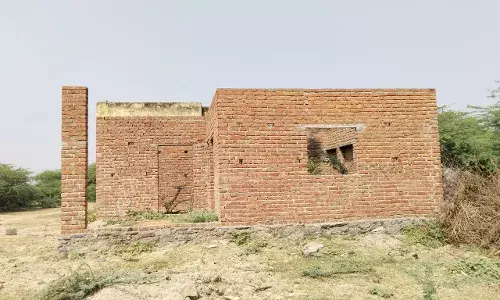 आधूरा आंगनबाड़ी भवन बना समस्या, निजी आवास में संचालित हो रहा केंद्र