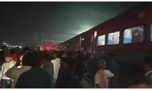 जनसेवा एक्सप्रेस में लगी भीषण आग, नाबालिग यात्री बुरी तरह झुलसा जनसेवा एक्सप्रेस में लगी भीषण आग, नाबालिग यात्री बुरी तरह झुलसा