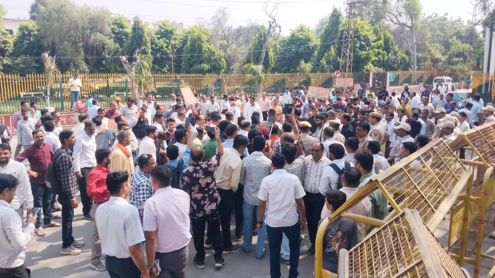 यूआईटी भीलवाड़ा की भूखण्ड लॉटरी में गड़बड़ी की जांच की उठी आवाज, कलेक्ट्रेट पर प्रदर्शन यूआईटी भीलवाड़ा की भूखण्ड लॉटरी में गड़बड़ी की जांच की उठी आवाज, कलेक्ट्रेट पर प्रदर्शन