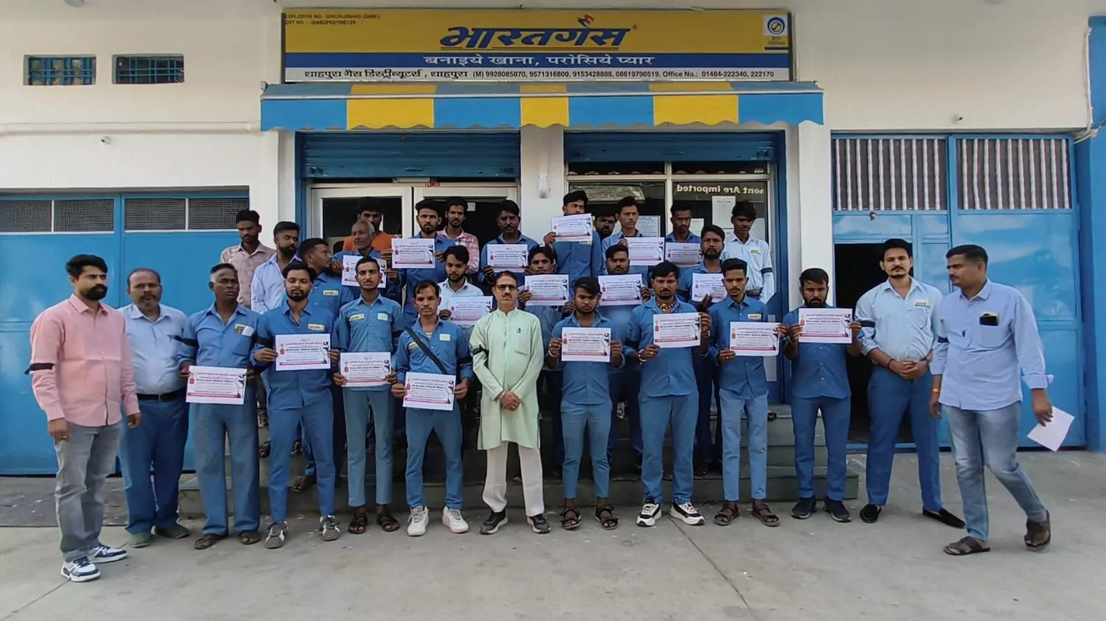 कमीशन बढ़ोतरी को लेकर एलपीजी वितरकों ने काली पट्टी बांधकर विरोध  किया प्रदर्शन