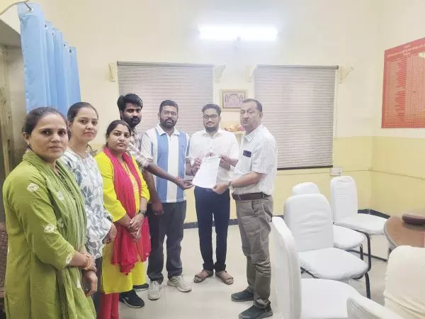 सामुदायिक स्वास्थ्य अधिकारी वर्ग के लिए ही ऑनलाईन अटेंडेन्स प्रणाली लागु करने से आक्रोश-सौपा ज्ञापन