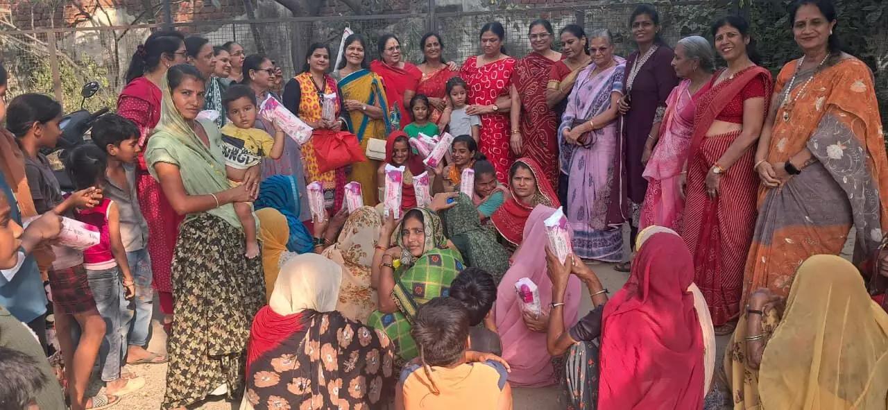 झिझक छोड़ो, चुप्पी तोड़ो: मीरा ने मजदूर महिलाओं को सेनेटरी नेपकिन वितरित किए
