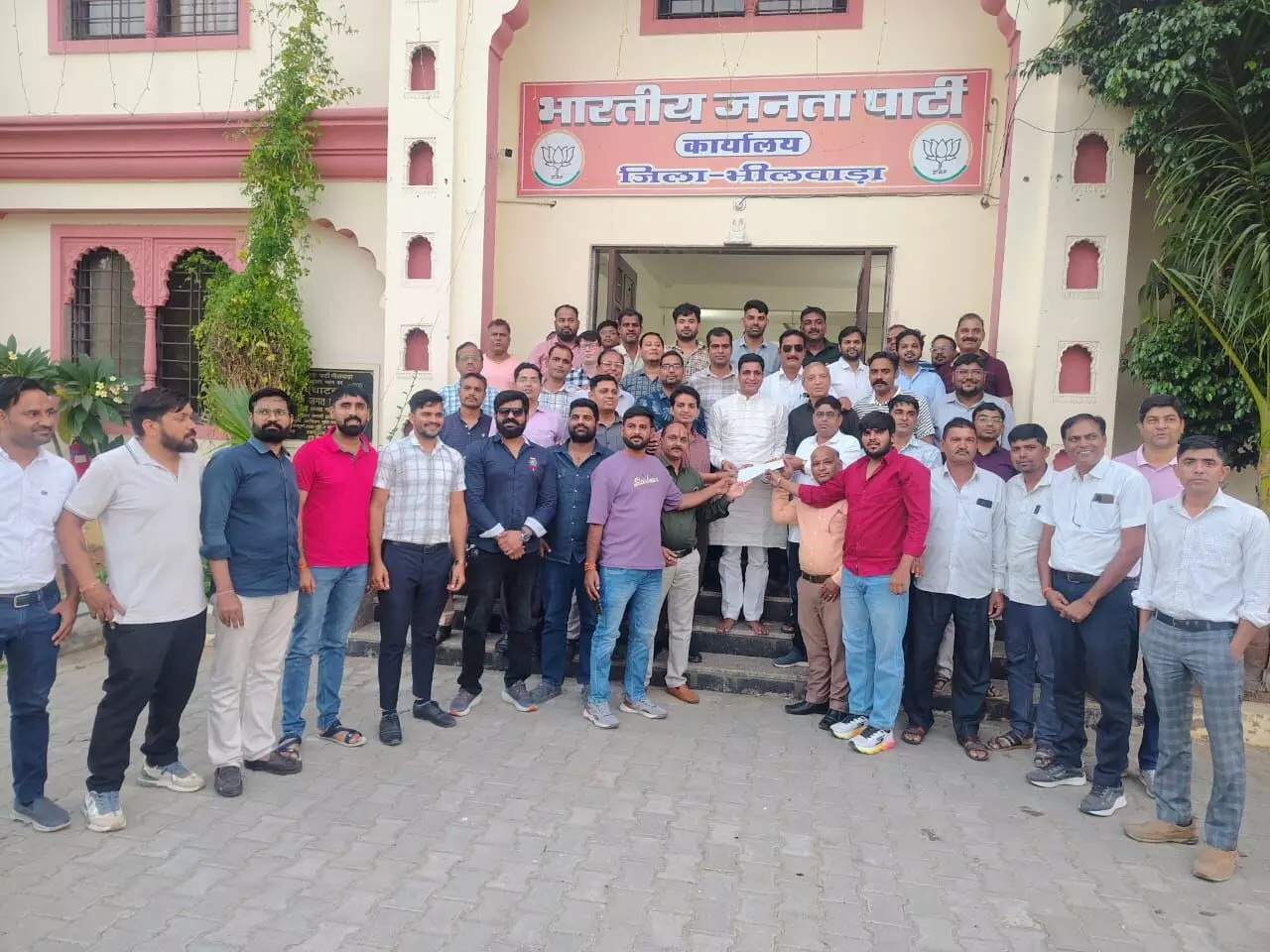 यूआईटी लॉटरी विवाद: आवंटियों ने भाजपा जिलाध्यक्ष को सौंपा ज्ञापन, डिमांड नोट जारी करने की मांग यूआईटी लॉटरी विवाद: आवंटियों ने भाजपा जिलाध्यक्ष को सौंपा ज्ञापन, डिमांड नोट जारी करने की मांग