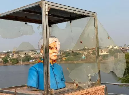 स्वतंत्रता सेनानी की प्रतिमा के पास शरारती तत्वों ने जलाया पटाखा, प्रतिमा की सुरक्षा के लिए लगाई फाइबर सीट फटी, जांच में जुटी पुलिस स्वतंत्रता सेनानी की प्रतिमा के पास शरारती तत्वों ने जलाया पटाखा, प्रतिमा की सुरक्षा के लिए लगाई फाइबर सीट फटी, जांच में जुटी पुलिस