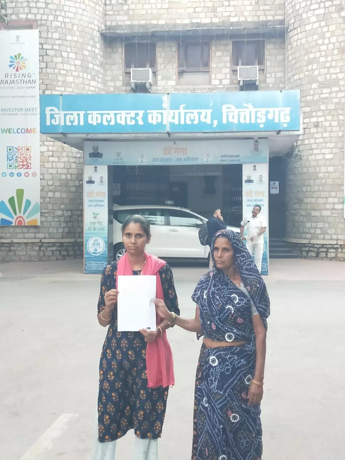 जिला कलेक्टर को सौंपा ज्ञापन - विधवा महिला ने जमीनी धोखाधड़ी से न्याय दिलाने की लगाई गुहार जिला कलेक्टर को सौंपा ज्ञापन - विधवा महिला ने जमीनी धोखाधड़ी से न्याय दिलाने की लगाई गुहार