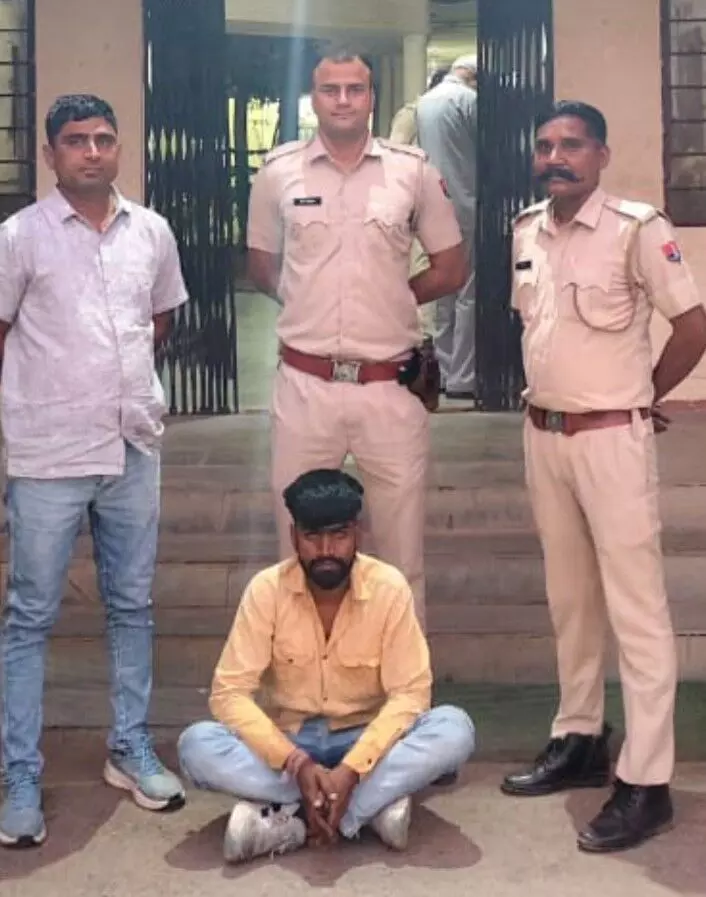 2 साल से फरार 5 हजार रुपये का ईनामी वांछित आरोपित गिरफ्तार 2 साल से फरार 5 हजार रुपये का ईनामी वांछित आरोपित गिरफ्तार