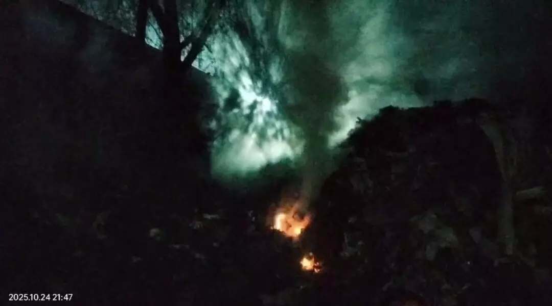कचरे के ढेर में लगी आग, फैला धुआं, लोग हुए परेशान कचरे के ढेर में लगी आग, फैला धुआं, लोग हुए परेशान