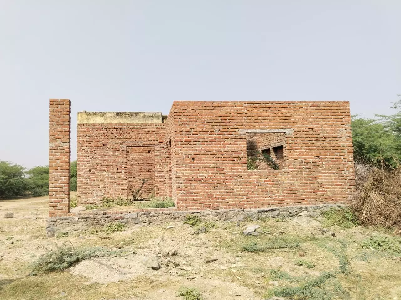 आधूरा आंगनबाड़ी भवन बना समस्या, निजी आवास में संचालित हो रहा केंद्र