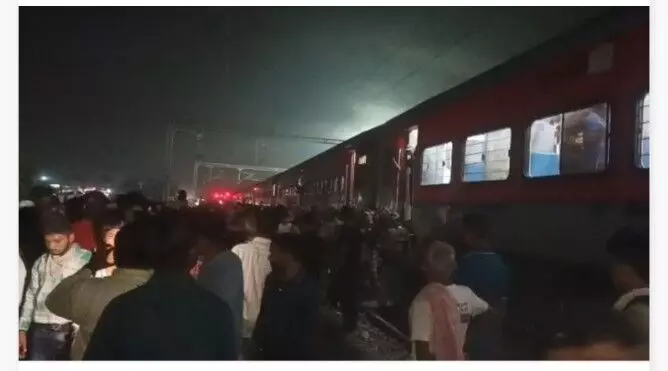 जनसेवा एक्सप्रेस में लगी भीषण आग, नाबालिग यात्री बुरी तरह झुलसा जनसेवा एक्सप्रेस में लगी भीषण आग, नाबालिग यात्री बुरी तरह झुलसा