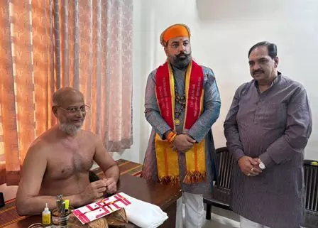 राष्ट्रसंत आचार्य पुलक सागर के दर्शनार्थ पहुंचे डॉ. लक्ष्यराज सिंह मेवाड़ राष्ट्रसंत आचार्य पुलक सागर के दर्शनार्थ पहुंचे डॉ. लक्ष्यराज सिंह मेवाड़