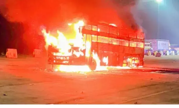 आगरा एक्सप्रेस-वे पर चलती डबल डेकर बस में लगी आग, धूं-जल कर ख़ाख; 39 यात्रियों की बची जान8