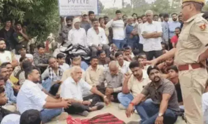 दूषित पानी से मौत का आरोप, शव के साथ फैक्ट्री गेट पर धरना दूषित पानी से मौत का आरोप, शव के साथ फैक्ट्री गेट पर धरना