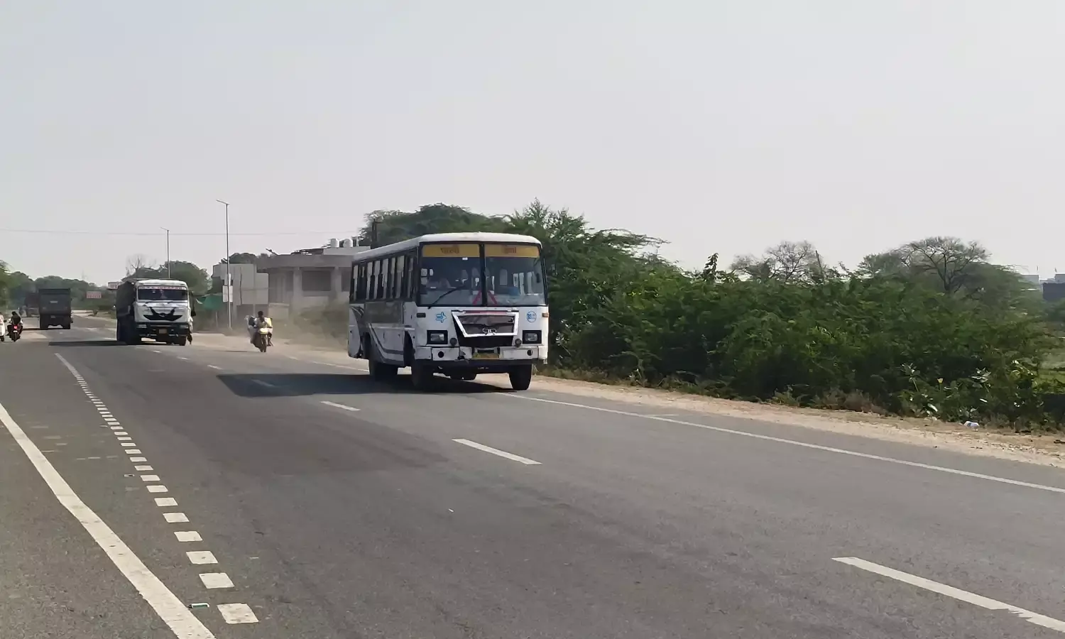 рд░реЛрдбрд╡реЗрдЬ рдмрд╕реЛрдВ рдХреА рдордирдорд╛рдиреА рд╕реЗ рдкрд░реЗрд╢рд╛рди рдпрд╛рддреНрд░реА, рдиреЗрддрд╛рдУрдВ рдХреА рдЙрдкреЗрдХреНрд╖рд╛ рдкрд░ рднрдбрд╝рдХреЗ рдЧреНрд░рд╛рдореАрдг рд░реЛрдбрд╡реЗрдЬ рдмрд╕реЛрдВ рдХреА рдордирдорд╛рдиреА рд╕реЗ рдкрд░реЗрд╢рд╛рди рдпрд╛рддреНрд░реА, рдиреЗрддрд╛рдУрдВ рдХреА рдЙрдкреЗрдХреНрд╖рд╛ рдкрд░ рднрдбрд╝рдХреЗ рдЧреНрд░рд╛рдореАрдг