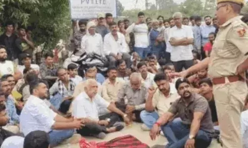 दूषित पानी से मौत का आरोप, शव के साथ फैक्ट्री गेट पर धरना दूषित पानी से मौत का आरोप, शव के साथ फैक्ट्री गेट पर धरना