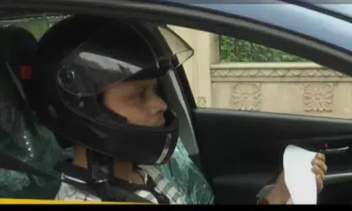 🚨 कार चालक का ‘हेलमेट’ चालान, पुलिस की कार्रवाई पर उठे सवाल 🚨 कार चालक का ‘हेलमेट’ चालान, पुलिस की कार्रवाई पर उठे सवाल