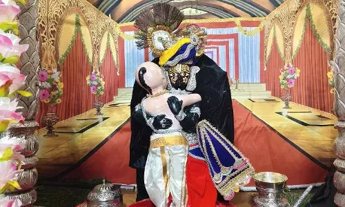 सांवरिया सेठ मंदिर में सुदामा-कृष्ण मिलन झाँकी का भव्य श्रृंगार, दर्शन को उमड़े भक्त सांवरिया सेठ मंदिर में सुदामा-कृष्ण मिलन झाँकी का भव्य श्रृंगार, दर्शन को उमड़े भक्त