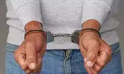 चार लाख रुपये की सरकारी राशि का गबन करने वाला आमल्दा डाकघर का पोस्टमैन गिरफ्तार चार लाख रुपये की सरकारी राशि का गबन करने वाला आमल्दा डाकघर का पोस्टमैन गिरफ्तार