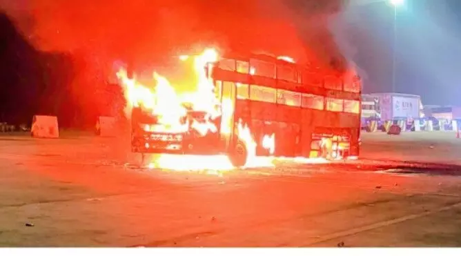 आगरा एक्सप्रेस-वे पर चलती डबल डेकर बस में लगी आग, धूं-जल कर ख़ाख; 39 यात्रियों की बची जान8