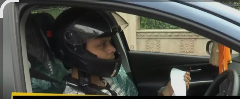 🚨 कार चालक का ‘हेलमेट’ चालान, पुलिस की कार्रवाई पर उठे सवाल