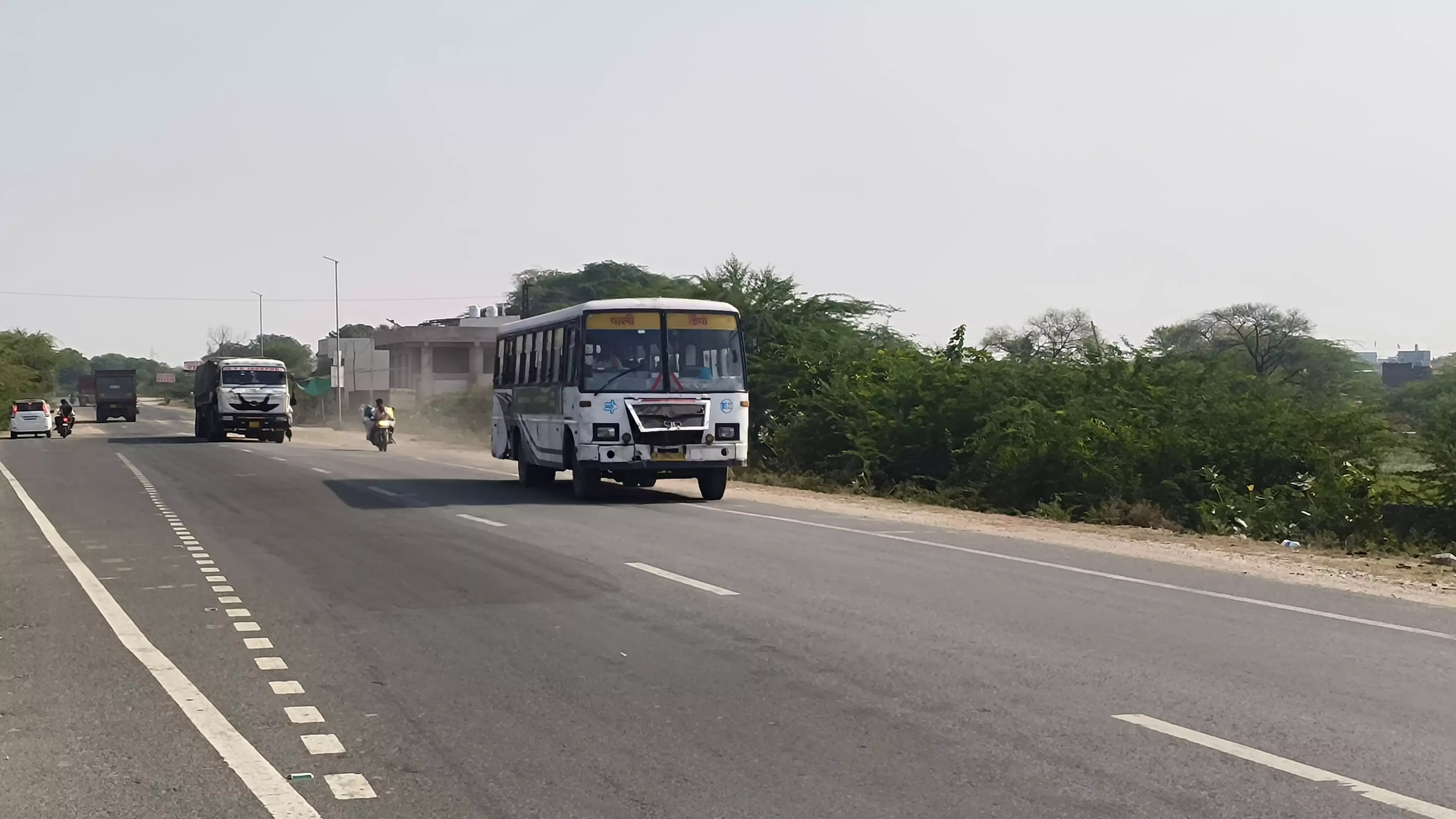 рд░реЛрдбрд╡реЗрдЬ рдмрд╕реЛрдВ рдХреА рдордирдорд╛рдиреА рд╕реЗ рдкрд░реЗрд╢рд╛рди рдпрд╛рддреНрд░реА, рдиреЗрддрд╛рдУрдВ рдХреА рдЙрдкреЗрдХреНрд╖рд╛ рдкрд░ рднрдбрд╝рдХреЗ рдЧреНрд░рд╛рдореАрдг рд░реЛрдбрд╡реЗрдЬ рдмрд╕реЛрдВ рдХреА рдордирдорд╛рдиреА рд╕реЗ рдкрд░реЗрд╢рд╛рди рдпрд╛рддреНрд░реА, рдиреЗрддрд╛рдУрдВ рдХреА рдЙрдкреЗрдХреНрд╖рд╛ рдкрд░ рднрдбрд╝рдХреЗ рдЧреНрд░рд╛рдореАрдг