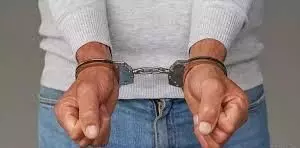 चार लाख रुपये की सरकारी राशि का गबन करने वाला आमल्दा डाकघर का पोस्टमैन गिरफ्तार चार लाख रुपये की सरकारी राशि का गबन करने वाला आमल्दा डाकघर का पोस्टमैन गिरफ्तार