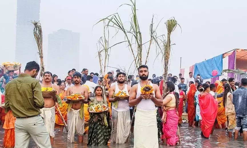 बारिश के बीच थोड़ी देर में छठव्रती देंगे अस्ताचलगामी सूर्य को अर्घ्य श्रद्धा संग जरूरी है सावधानी