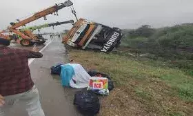 कोटा–चित्तौड़ हाईवे पर बस पलटी, एक दर्जन यात्री घायल