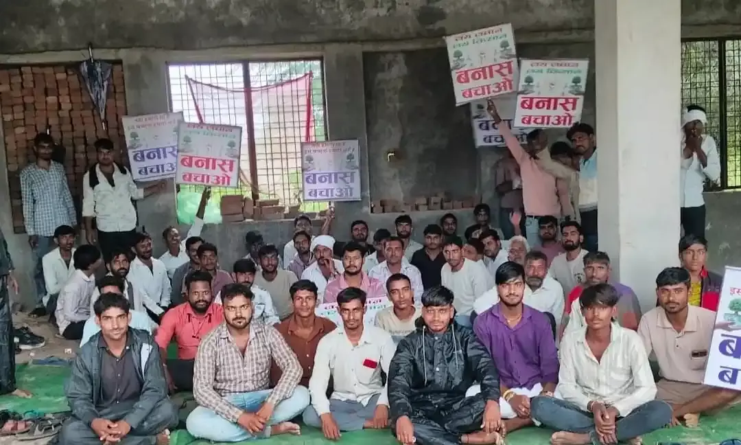 बनास बचाओ आंदोलन- ग्रामीणों का अनिश्चितकालीन धरना शुरू, प्रशासन पर मिलीभगत के आरोप