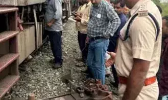 भागलपुर एक्सप्रेस ट्रेन के 3 डिब्बे अलग हुए, बड़ी दुर्घटना टली