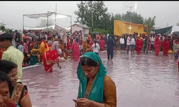 छठ मैया की आराधना में बाधा नहीं बारिश: रोशनी और आतिशबाज़ी के बीच व्रतियों ने दिया संध्या अर्घ्य