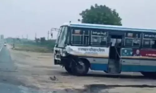 पाली में बस-टैंकर भिड़ंत, 15 यात्री घायल,सांडिया गांव के पास हुआ हादसा पाली में बस-टैंकर भिड़ंत, 15 यात्री घायल,सांडिया गांव के पास हुआ हादसा