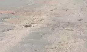 गड्ढ़ों और ऊंचे चैंबरों से गुजरना हुआ मुश्किल गड्ढ़ों और ऊंचे चैंबरों से गुजरना हुआ मुश्किल