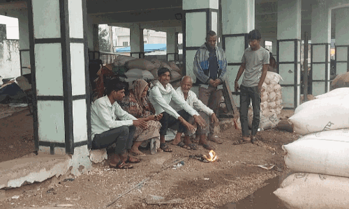 सुबह से हो रही बारिश से सड़कों पर पानी पानी,बढ़ी ठंड किसान बोले कुछ राहत कुछ नुकसान सुबह से हो रही बारिश से सड़कों पर पानी पानी,बढ़ी ठंड किसान बोले कुछ राहत कुछ नुकसान