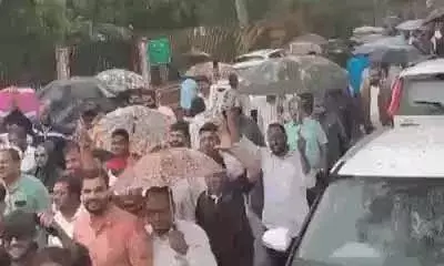 बारिश में भीलवाड़ा कलेक्ट्रेट पहुंचे यूआईटी लॉटरी के सफल आवेदक