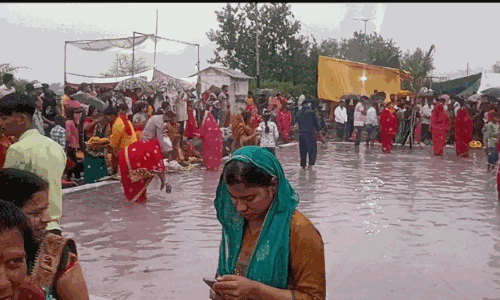 छठ मैया की आराधना में बाधा नहीं बारिश: रोशनी और आतिशबाज़ी के बीच व्रतियों ने दिया संध्या अर्घ्य