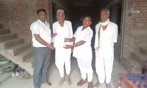 दो लाख की अनुग्रह राशि मिली तो छलक उठे आँसू